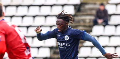 Un jugador de l'Atlètic Lleida progressa amb la pilota.