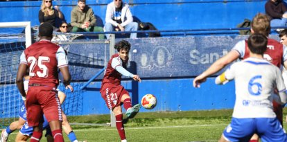 Sasha busca un xut amb què el Lleida va intentar inquietar durant la segona part la porteria de l’Europa ‘B’. Fotògraf: Jordi Echevarría