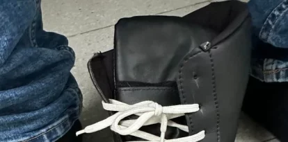 La bota amb la càmera del mòbil situada al forat de la dreta. - MOSSOS D’ESQUADRA