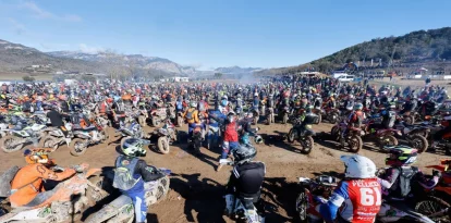 Centenars de pilots, la majoria de la categoria Friends, moments abans que es donés la sortida a la prova reina d’ahir. - MIQUEL ROVIRA