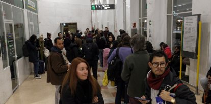 Cues a l'oficina de reclamacions de Renfe a Lleida.