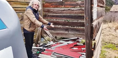 Antonio Graell tira la brossa en un contenidor sense identificació. - A.G.