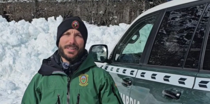 Un Guàrdia Civil advertint dels perills dels allaus a la muntanya.