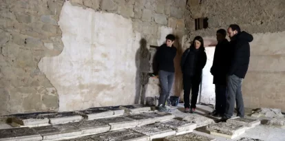 Els treballs inclouen també la restauració de peces de guix dels sostres. - MAR MARTÍ/ACN