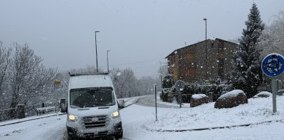 Una furgoneta circulant per la carretera que uneix el nucli d'Altron, al municipi de Sort.