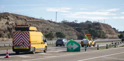 Operaris escampen asfalt a la zona on es van obrir els clots divendres passat. - JORDI BONILLA