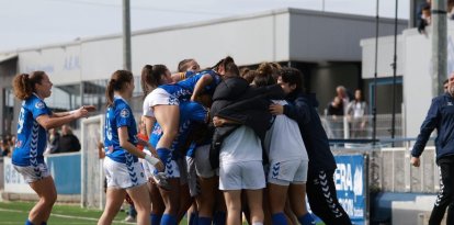 La celebració de les jugadores i staff de l’AEM després del gol de Nora que els donava els tres punts. - PAU PASCUAL PRAT