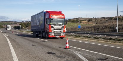 Un carril tallat a l'A-2 a Ribera d'Ondara aquest dilluns.