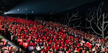 Infants asseguts a les butaques de la Llotja de Lleida durant una sessió escolar de l'Animac.