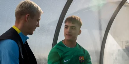 Dani Olmo llançant-li un penal. - FCB