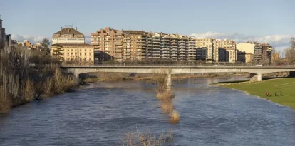 El cabal del Segre va superar ahir els 165 m3/s a Lleida. - JORDI ECHEVARRIA