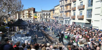 L’avinguda Valldans, de gom a gom en el moment del repartiment gratuït del Ranxo. - EDGAR ALDANA