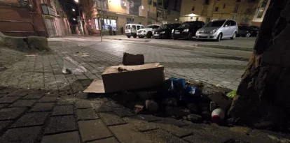 Munt de pedres preparades ahir durant la baralla.