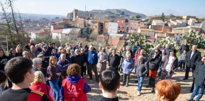 Un centenar de persones van assistir a l’estrena del mirador. - AJUNTAMENT AITONA