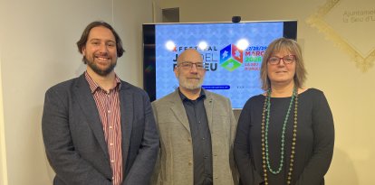 Els codirectors del Festival del Joc del Pirineu, Marc Travé i Pablo Giménez, amb la tinent d'alcalde de Promoció Econòmica de l'Ajuntament de la Seu d'Urgell, Gemma Tó, presentant la desena edició del certamen.