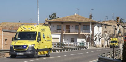 Dos ambulàncies sortint de Claravalls, aquest matí.
