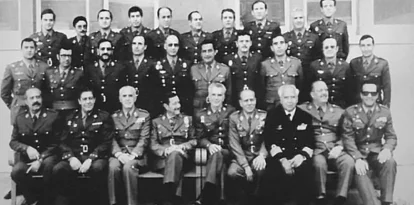 Els protagonistes, en el macrojudici. A la imatge apareixen la majoria dels processats, entre ells els lleidatans Vicente Gómez Iglesias i Diego Ibáñez Inglés (segon per la dreta a la fila de baix). Aquest últim va morir el 1987, al cap de poc de sortir de la presó.