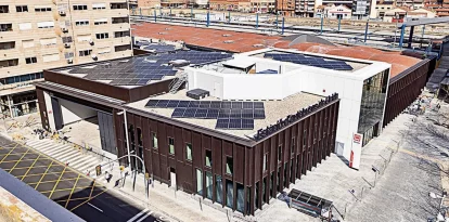 Imatge del magatzem dels Docs i del pàrquing de zona blava que hi havia al costat el 2021. - MAGDALENA ALTISENT