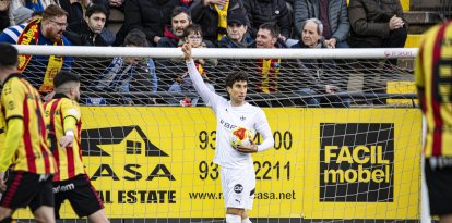Joan Campins, sacando de banda frente a los aficionados del Lleida
