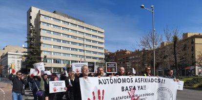 Uns 200 autònoms es manifesten pels carrers de Lleida