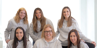 A la imatge, d’esquerra a dreta: Ana Lafita, Queralt Ariño, Sara Giné, Pamela Riofrío, Montse Pere i Anna Colomina, responsables de Comercial LatAm, SEM, Màrqueting, Comercial Espanya, Finances i Operacions, respectivament.