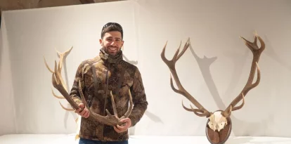 Julià Rodríguez amb la peça més preuada de la seua col·lecció. - JORDI BONILLA