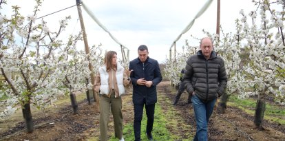 El conseller d'Agricultura, Òscar Ordeig, durant una visita en una finca d'una jove agricultora de Seròs aquest divendres.