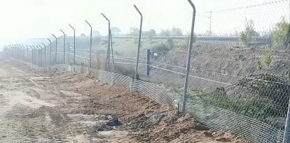 Tanques instal·lades a Lleida per protegir dels conills el talús de les vies de l’AVE. - ADIF
