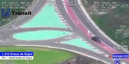 L'helicòpter de Trànsit enxampa un vehicle que no s'atura a un stop a Artesa de Segre