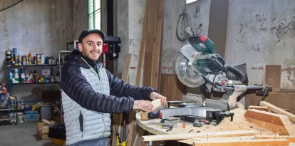 Passerell treballant al seu taller, des d’on materialitza els projectes. - LAIA PEDRÓS