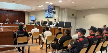 Els sis acusats, els dos principals a la tercera fila, ahir a l’Audiència. - A. GUERRERO