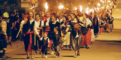 Les falles, Patrimoni de la Humanitat, reuneixen cada any un nombre creixent de participants i públic. - EDGAR ALDANA