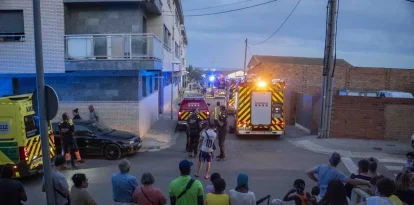 Veïns del barri de Llívia observen la intervenció dels serveis d’emergència. - PAU PASCUAL PRAT