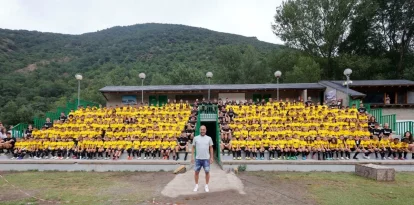 Pep Guardiola posa davant dels nens i nenes del seu campus en una anterior edició. - EDGAR ALDANA