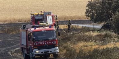 Bombers treballant ahir a la tarda en el foc d’Agramunt - LAIA PEDRÓS