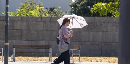 Una dona, amb un parasol a la ciutat de Lleida.