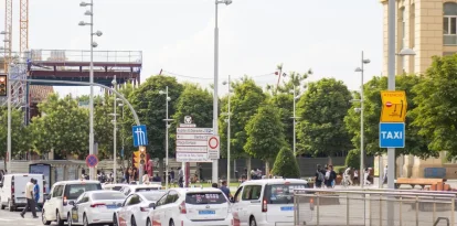 Diversos taxis ahir a la parada de l’estació de trens. - SEGRE