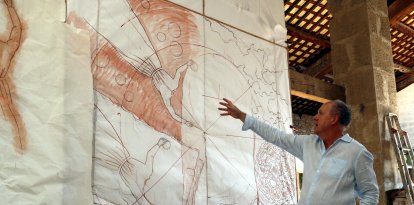 El pintor muralista Josep Minguell mostra al seu estudi de Tàrrega els esbossos del nou fresc que crearà per al Museu Benozzo Gozzoli de Castelfiorentino, a la Toscana.
