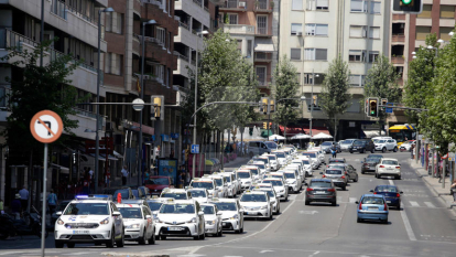 Imatges de la marxa lenta de taxistes a la ciutat de Lleida