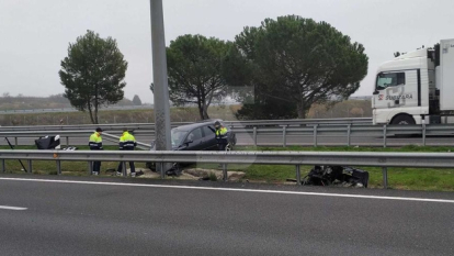 Un vehicle s'encasta contra una estructura a l'A-2 a Lleida