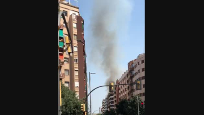 VÍDEO. Un incendio en Lleida deja una espectacular columna de humo