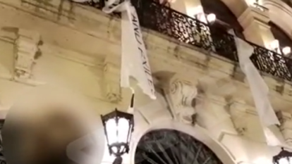 Tres hombres arrancan la pancarta de la Paeria en apoyo a los políticos presos