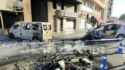 Espectacular incendi de contenidors i vehicles a Lleida, que s'encasten contra un local comercial