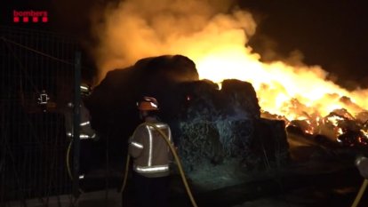 Les tasques d'extinció de l'incendi durant la nit - Bombers de la Generalitat