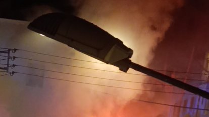 Un aparatós incendi calcina dos cotxes estacionats en un carrer de Lleida