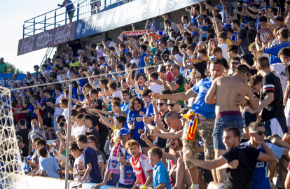 Els aficionats del Gol Nord celebren el gol de Chuli que va donar el triomf al Lleida.