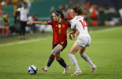 Aitana Bonmatí, autora de dos gols en el partit d’ahir, disputa una pilota davant de la suïssa Vallotto.