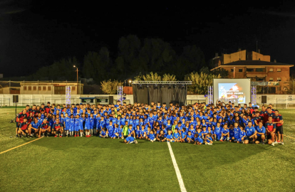Foto de família dels equips de l’Escola de Futbol Baix Segrià durant la presentació ahir a Alcarràs.