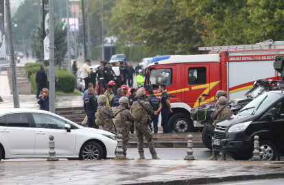 Soldats i policies a les portes del ministeri de l’Interior turc.