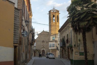 Vista del centre històric de Castellserà amb l’església al fons.